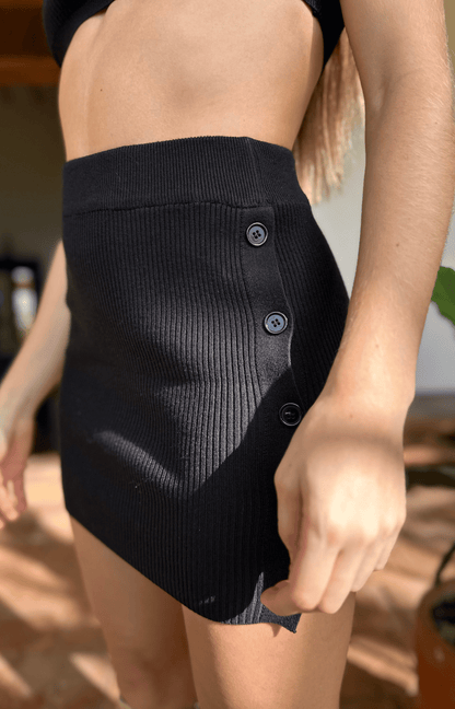 Set Tejido de Top Corto Ajustado y Falda Corta con Botones y Aberturas Laterales